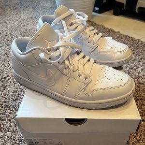 8.5 white Jordan’s